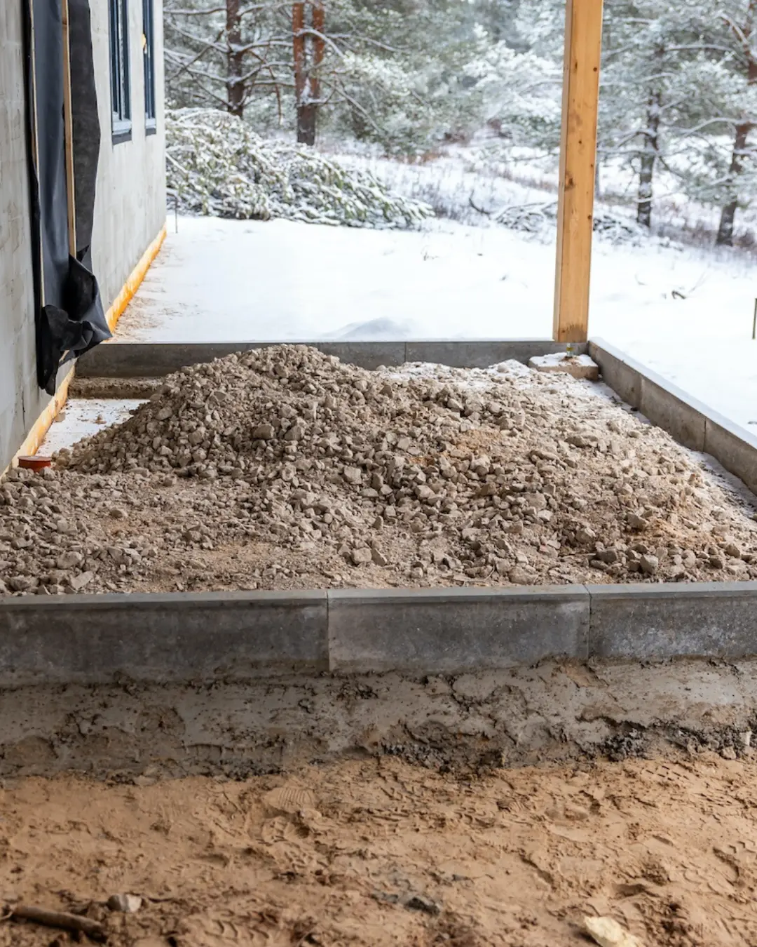 Aménagement extérieur et empierrement en hiver