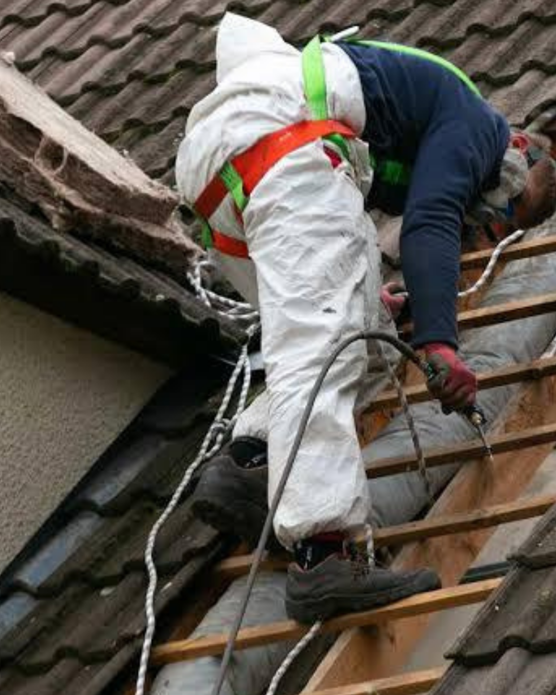 Intervention sur charpente sous toiture