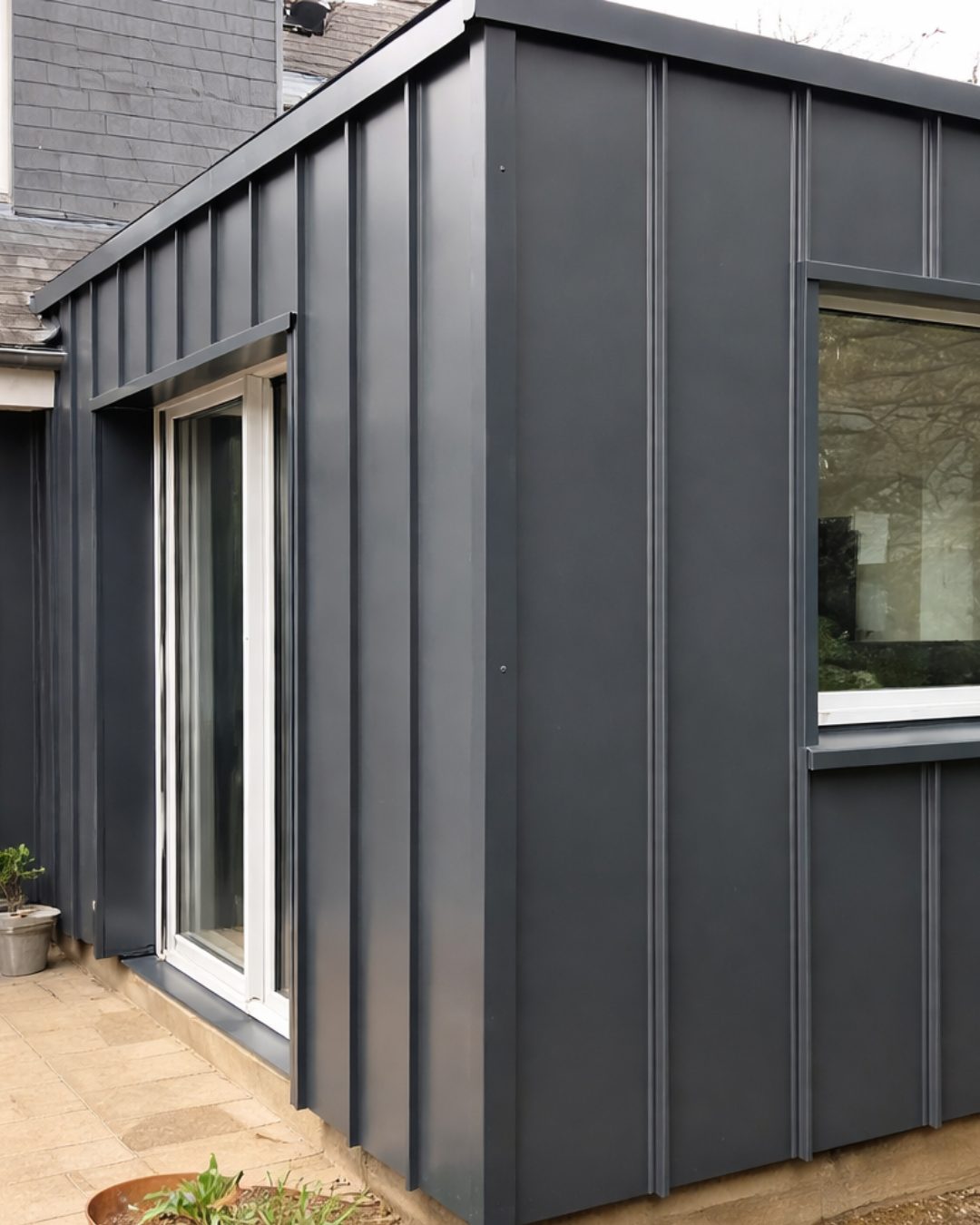 Bardage métallique noir contemporain